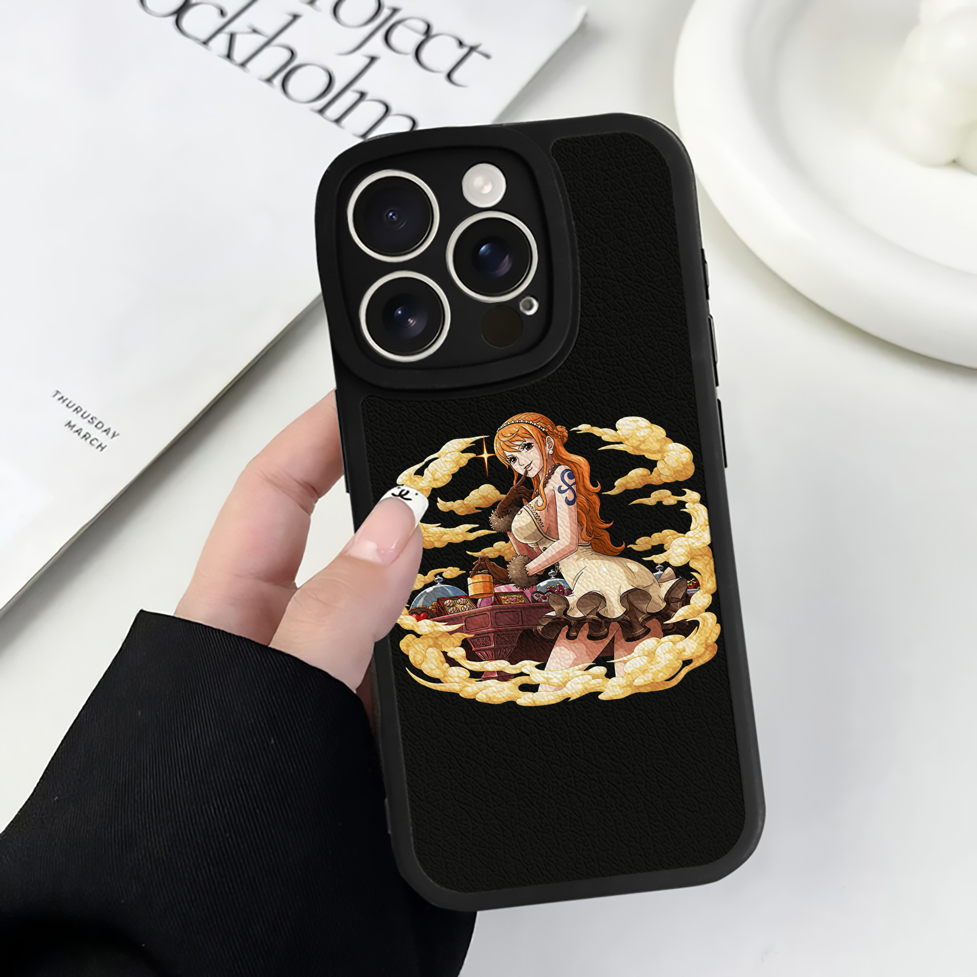 （画像用） ワンピース ナミ ONE PIECE Nami 【iPhone 16シリーズ対応】シリコンスマホケース（レザー調） 材質：シリコン